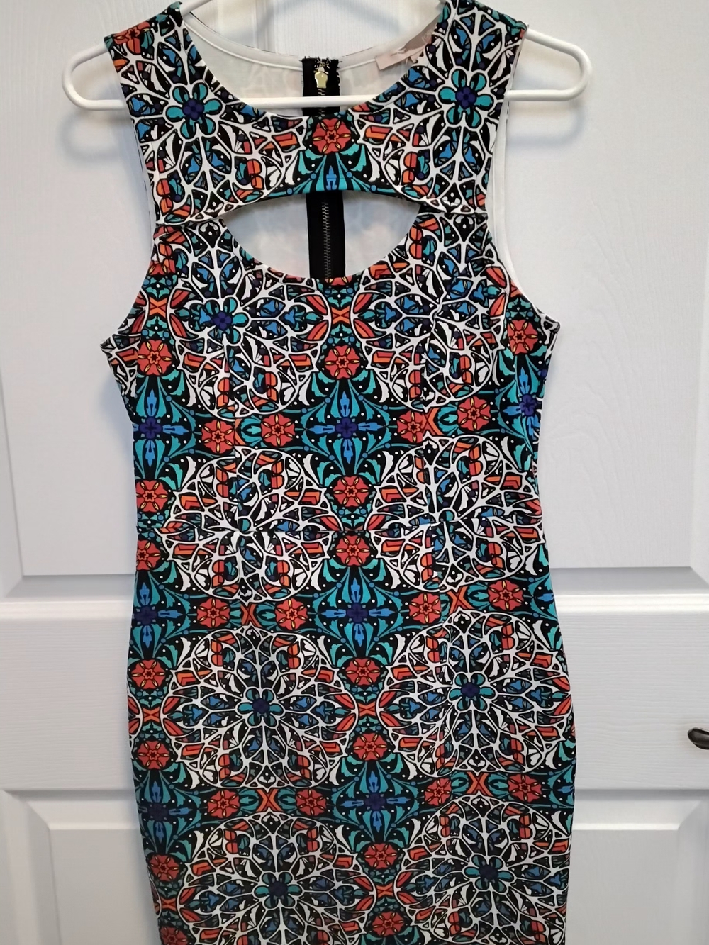 *CLOSET CLEAROUT* $12 Multicolor Mosaic Print Dress, Cut‎ Out Detail Size MED